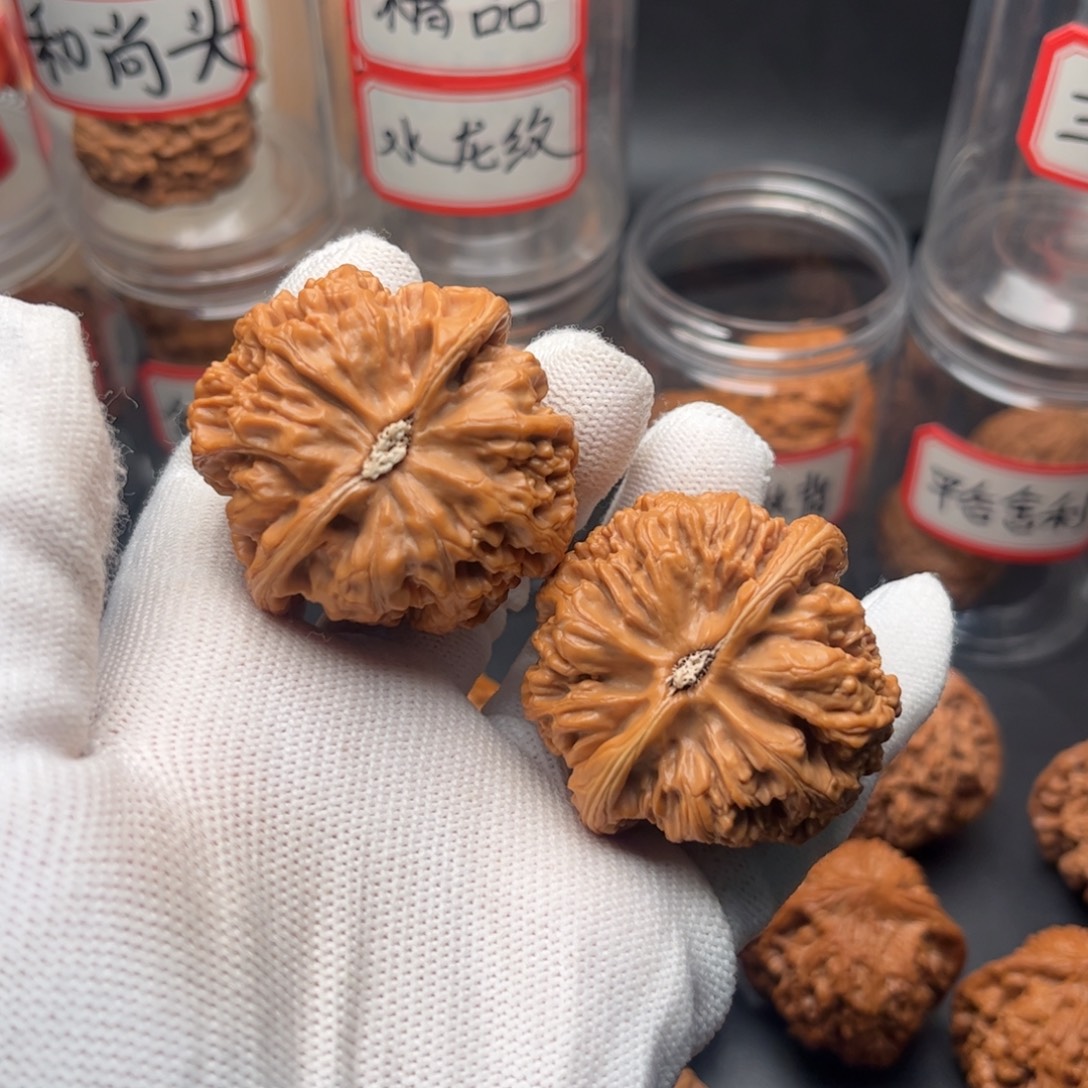 一***由文玩核桃把件44三角大粗筋