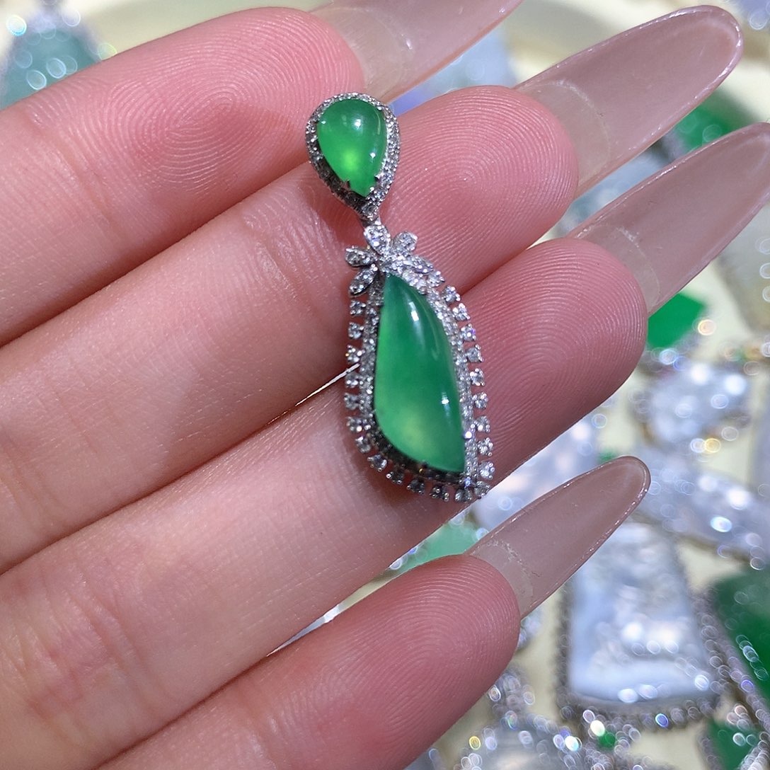 翡翠18K金镶嵌颈饰冰绿水滴吊坠