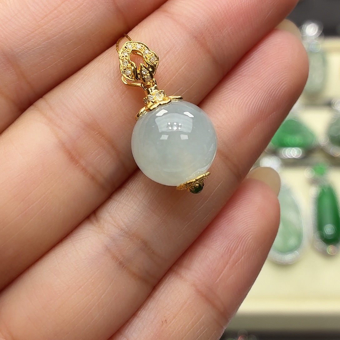 翡翠18K金镶嵌颈饰