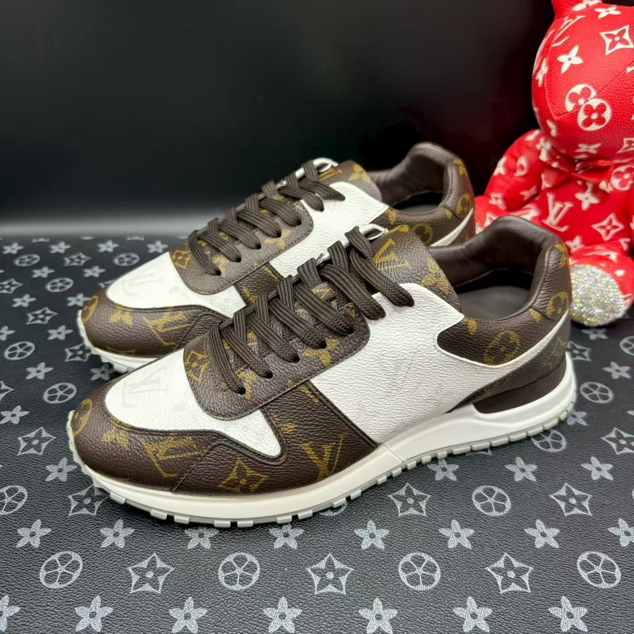 95新 LouisVuitton/路易威登 白棕老花运动鞋40欧码 ddm2840