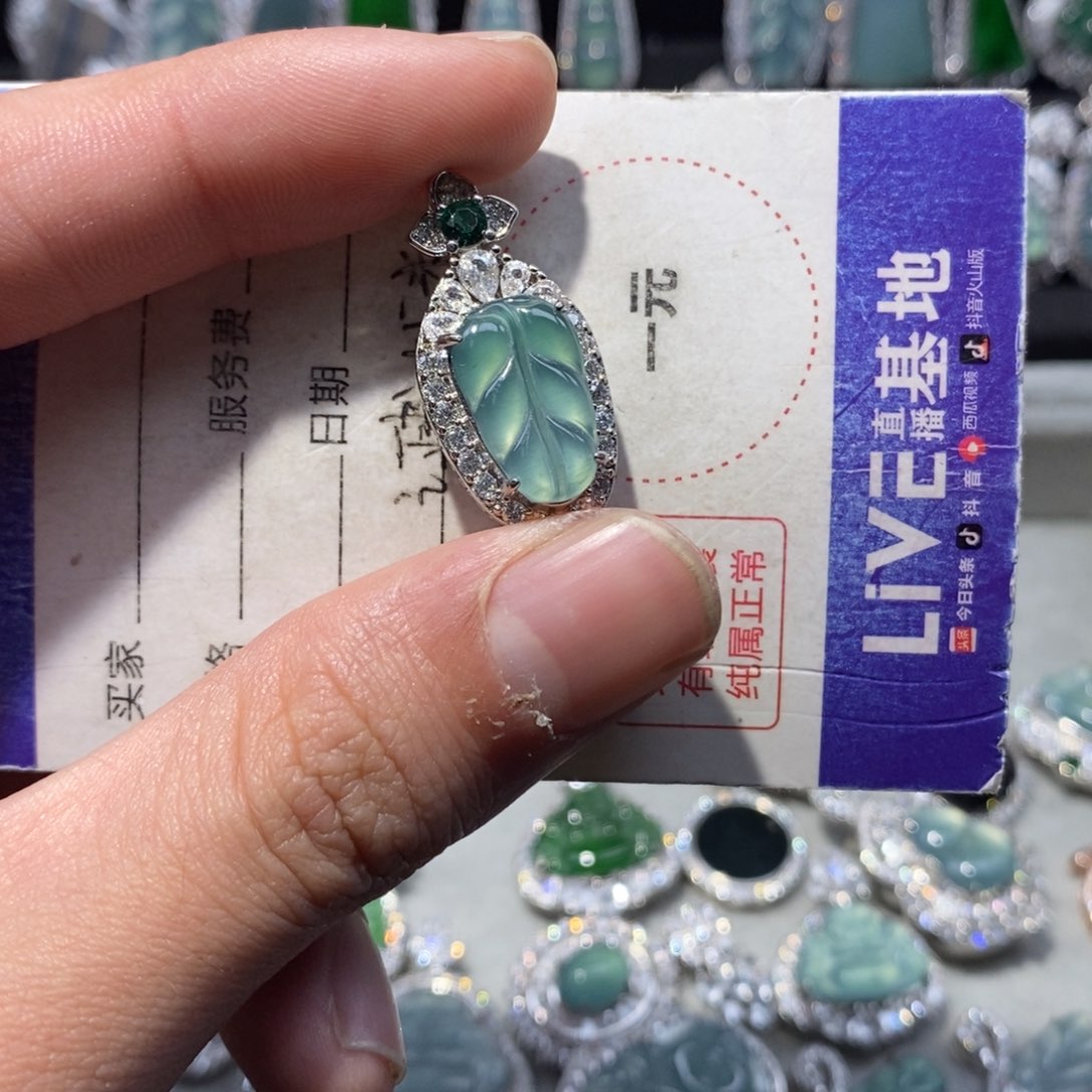 翡翠颈饰未镶嵌翡翠