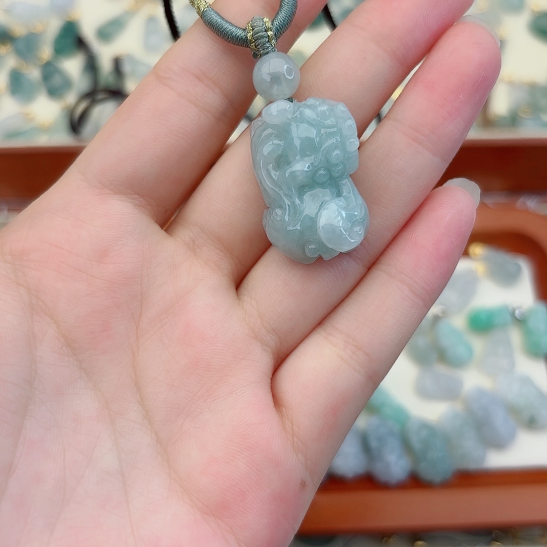 翡翠未镶嵌颈饰貔貅