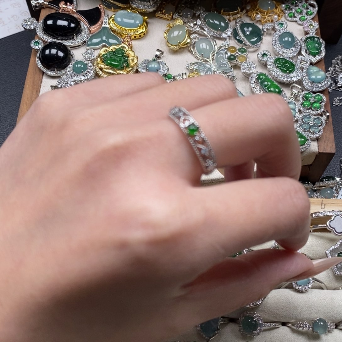 翡翠颈饰未镶嵌翡翠