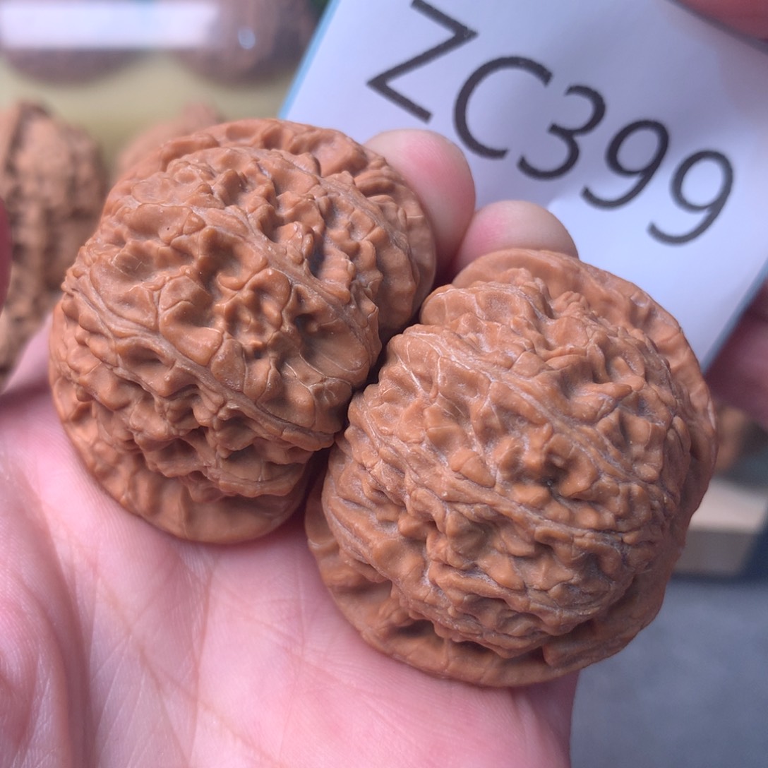 文玩核桃把件毕业粗筋红皮闷白44