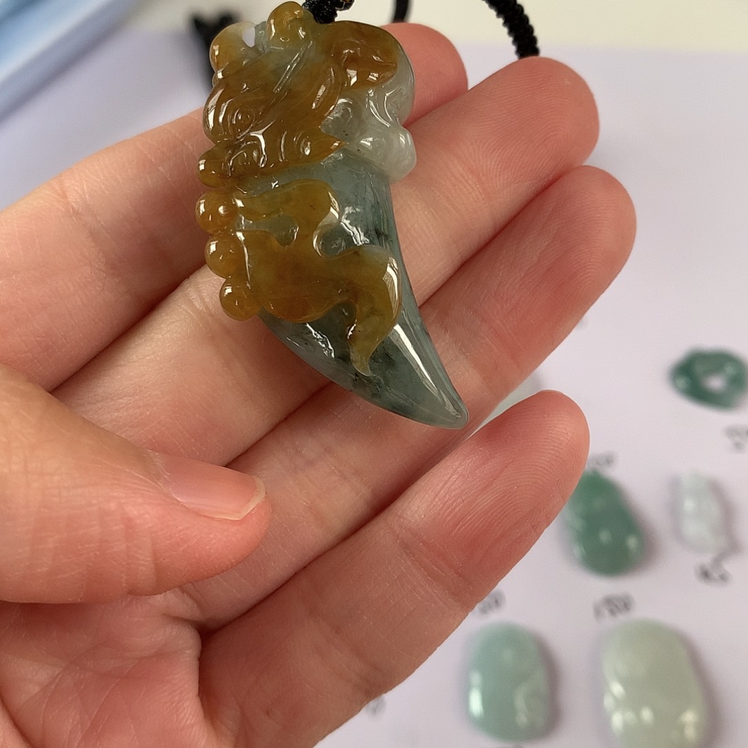 翡翠颈饰未镶嵌龙牙
