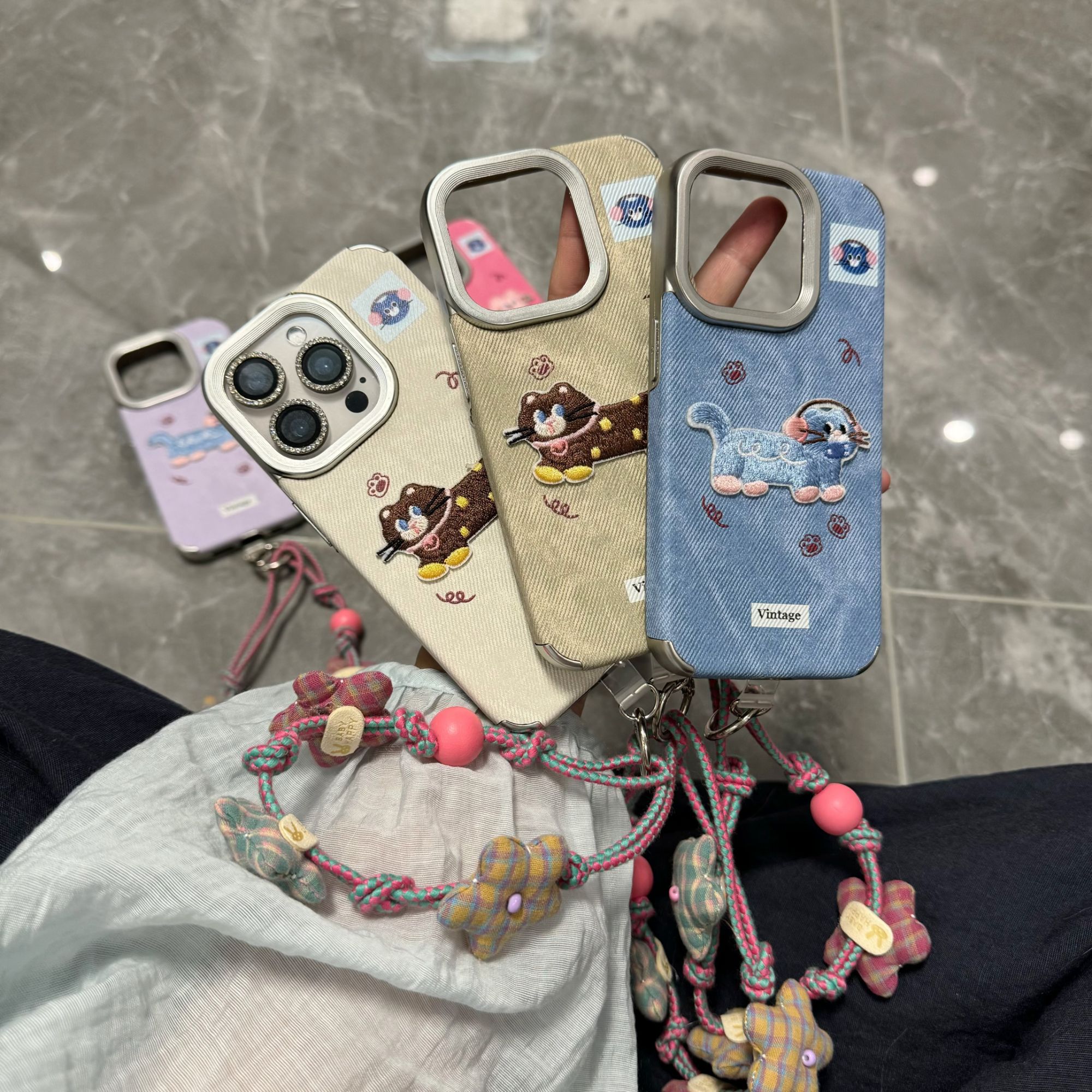 牛仔纹刺绣小猫适用iPhone16promax苹果15手机壳14P电镀13创意12