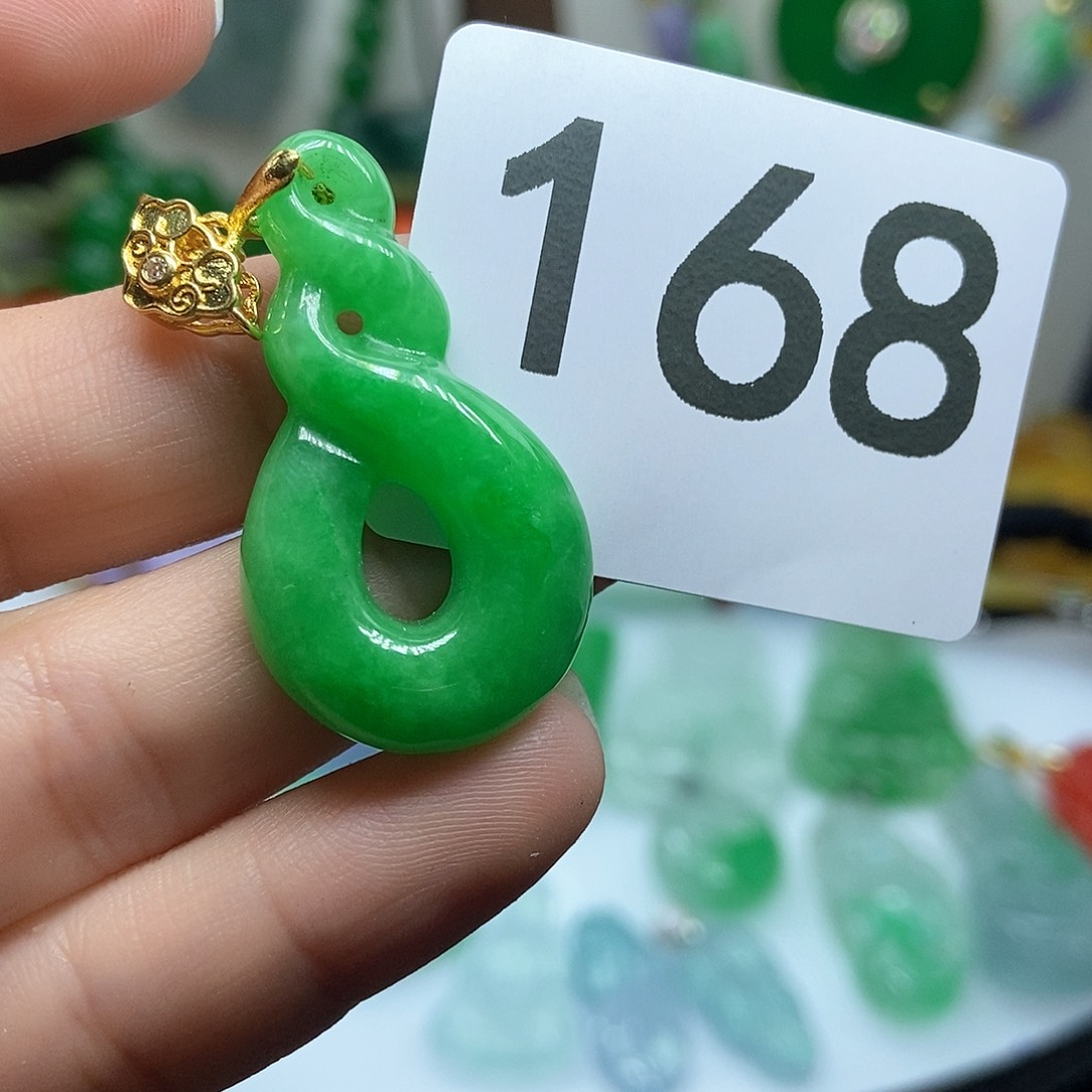 翡翠吊坠(赠链)未镶嵌