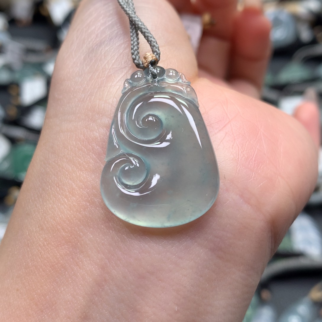 翡翠颈饰未镶嵌如意