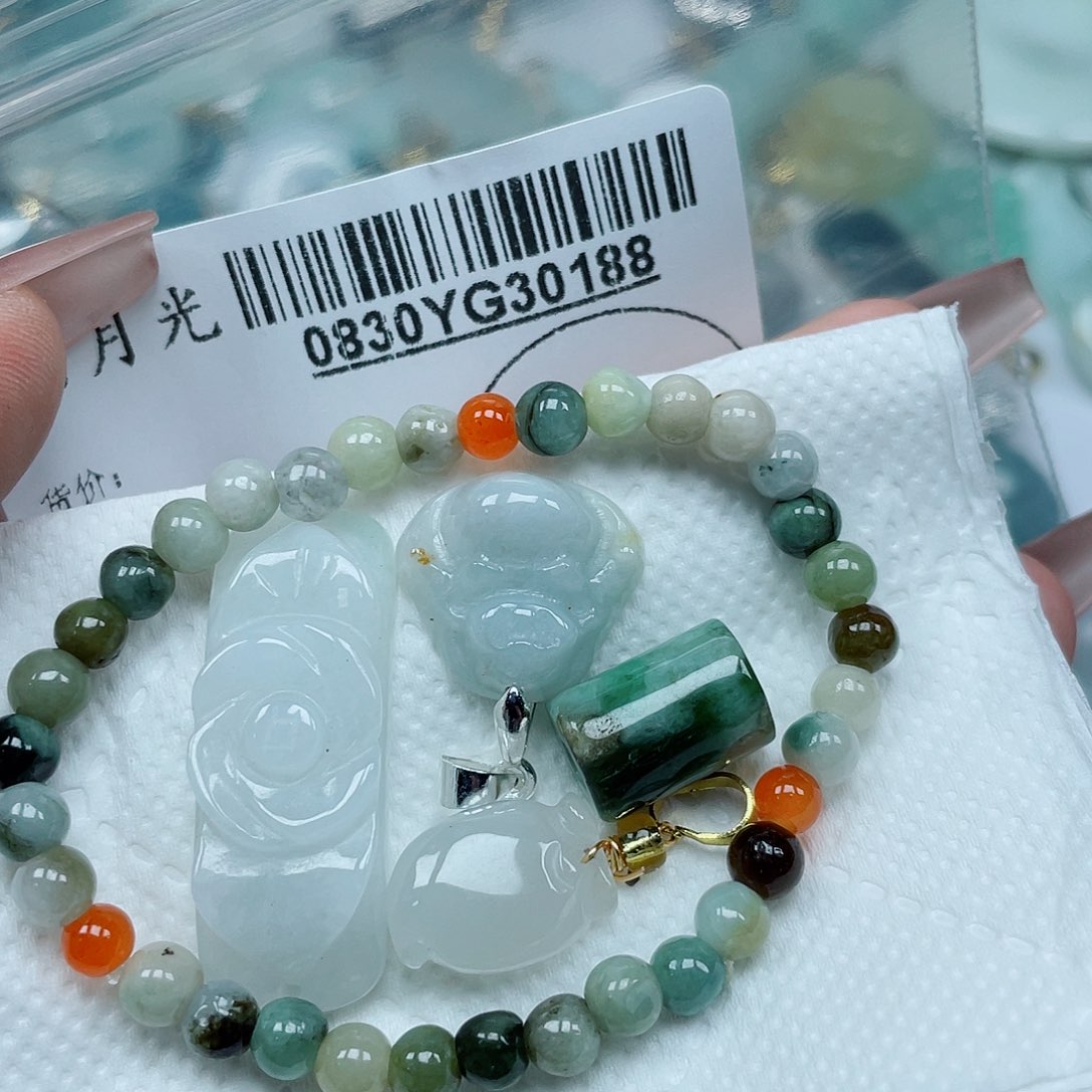 吊坠(不含链)未镶嵌翡翠