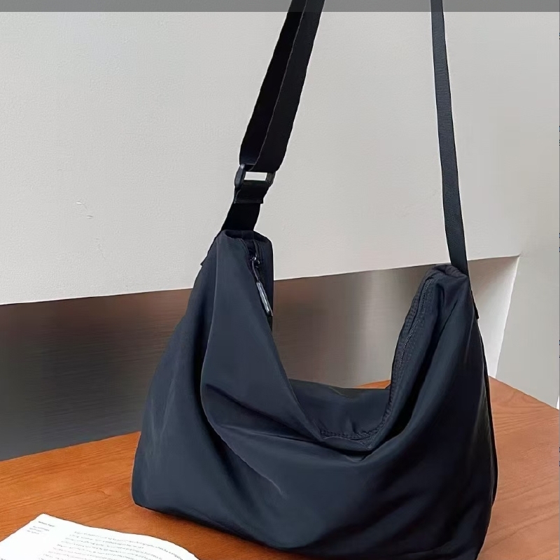 时尚款欧姐家净版黑色斜挎包