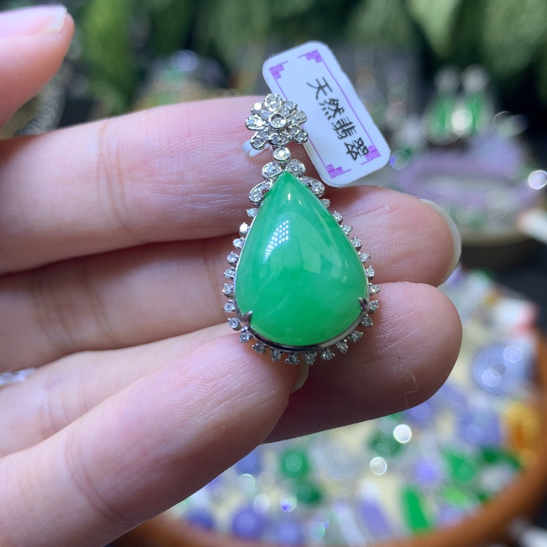 颈饰18K金镶嵌翡翠