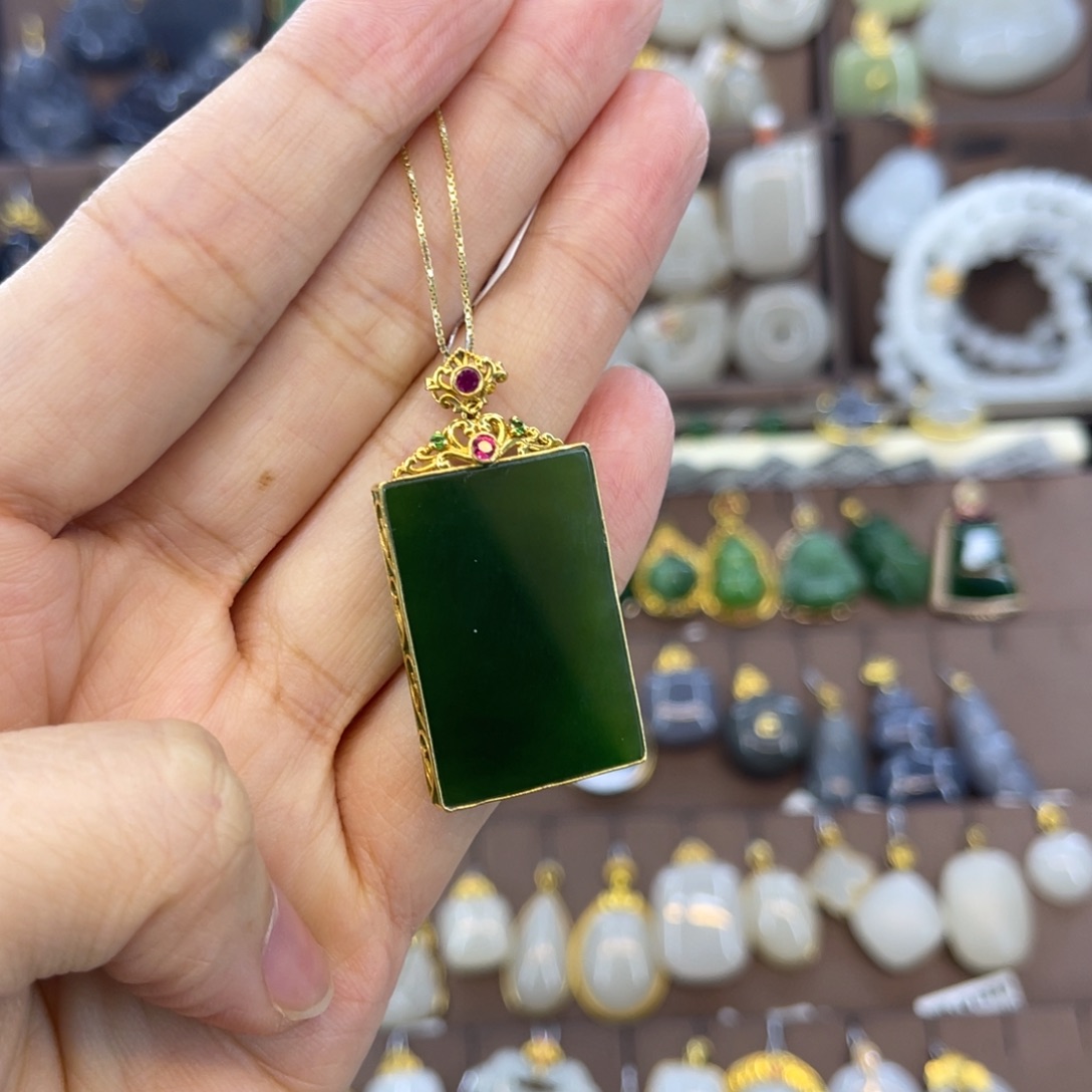 和田玉18K金镶嵌吊坠