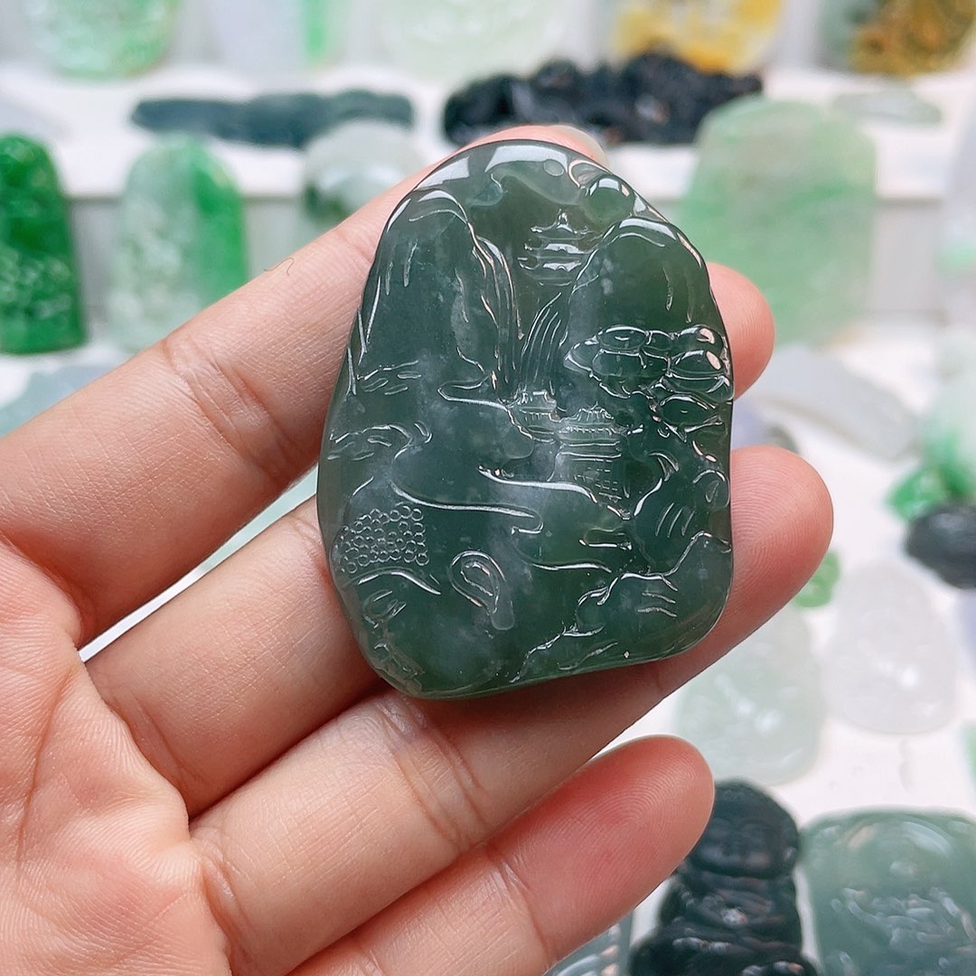 翡翠颈饰未镶嵌山水