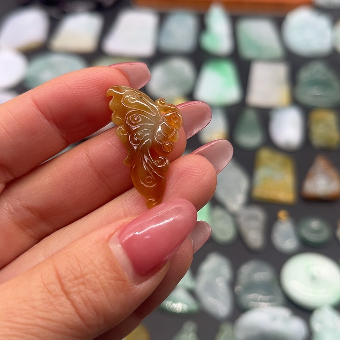 【闪购商品】翡翠颈饰未镶嵌蝴蝶
