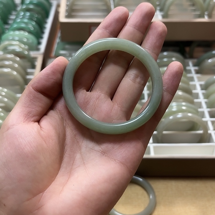 东陵石手镯未镶嵌