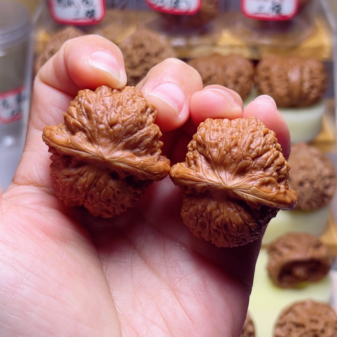 文玩核桃吊坠36尺血麒麟