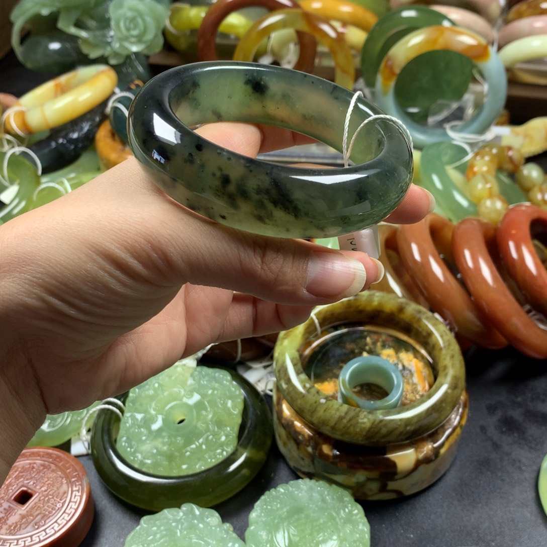 蛇纹石玉未镶嵌手镯