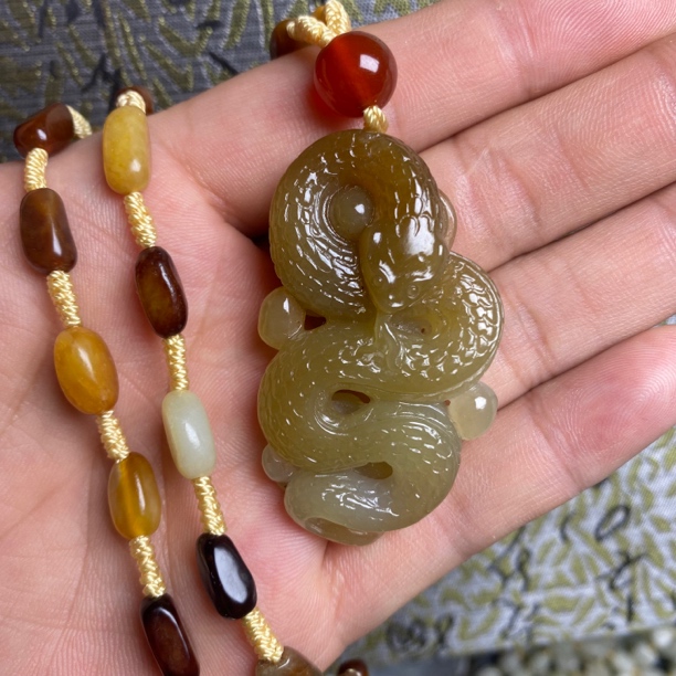 和田玉，腰缠万贯吉祥如意糖蛇挂件款