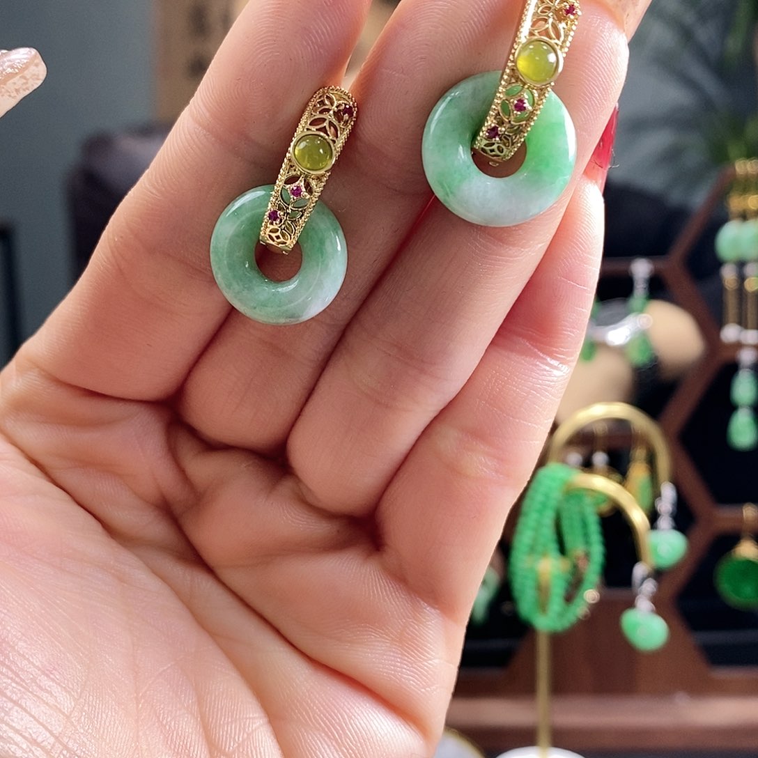 翡翠耳饰未镶嵌翡翠