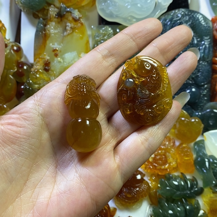 三***二蛇纹石玉未镶嵌颈饰