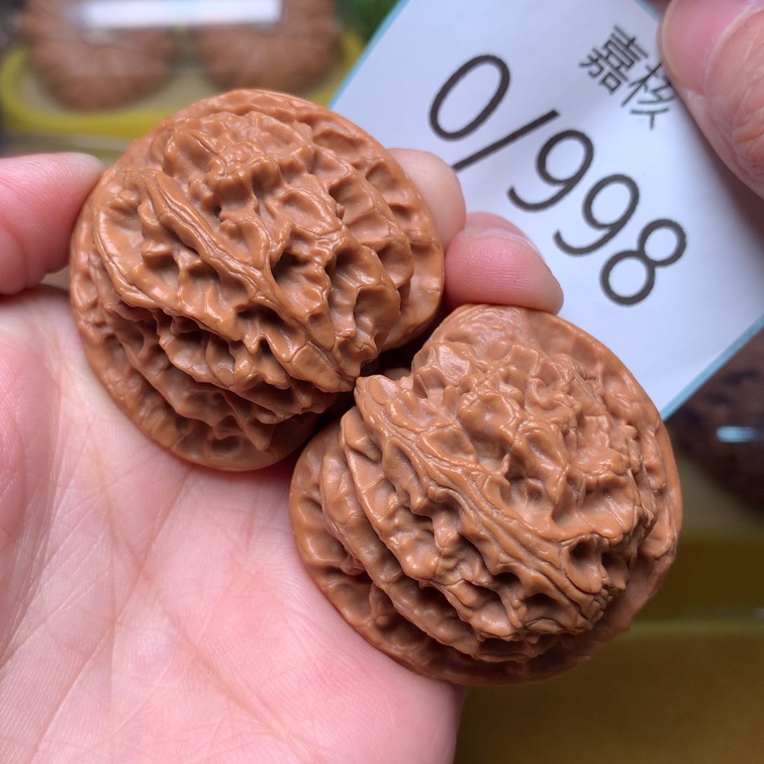 文玩核桃把件红皮肉球苹果41