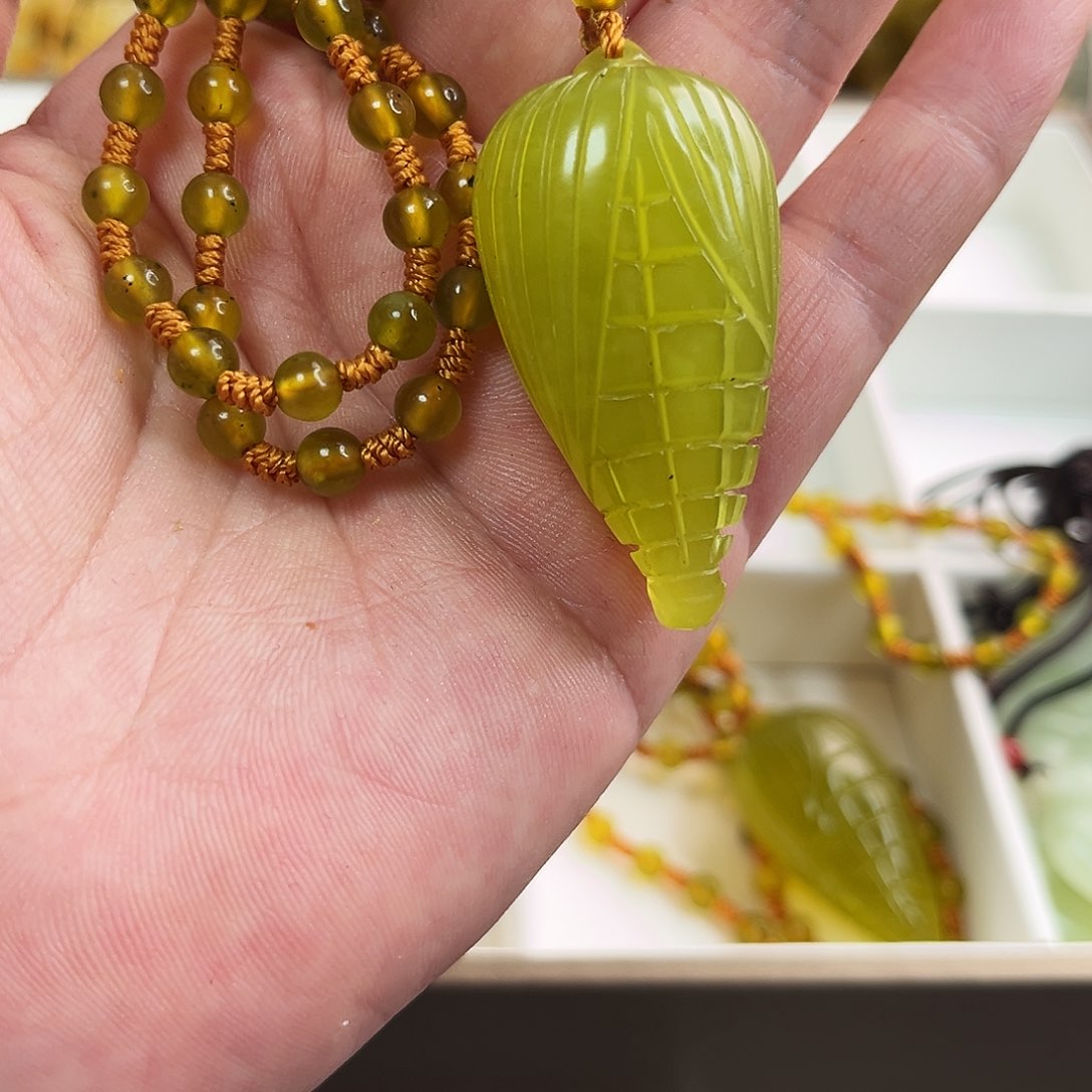 蛇纹石玉颈饰未镶嵌