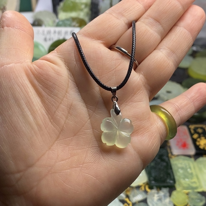 蛇纹石玉颈饰合金