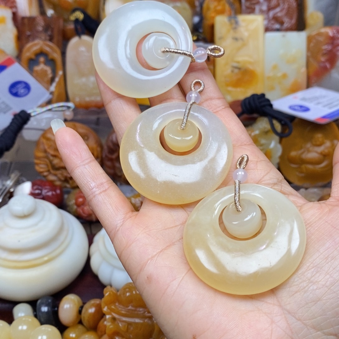 石英质玉颈饰未镶嵌