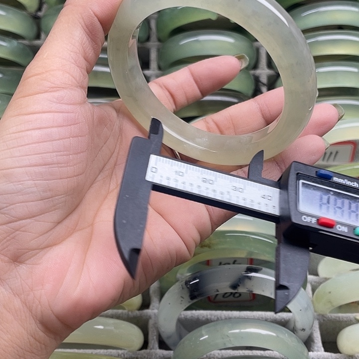 蛇纹石玉未镶嵌手镯114