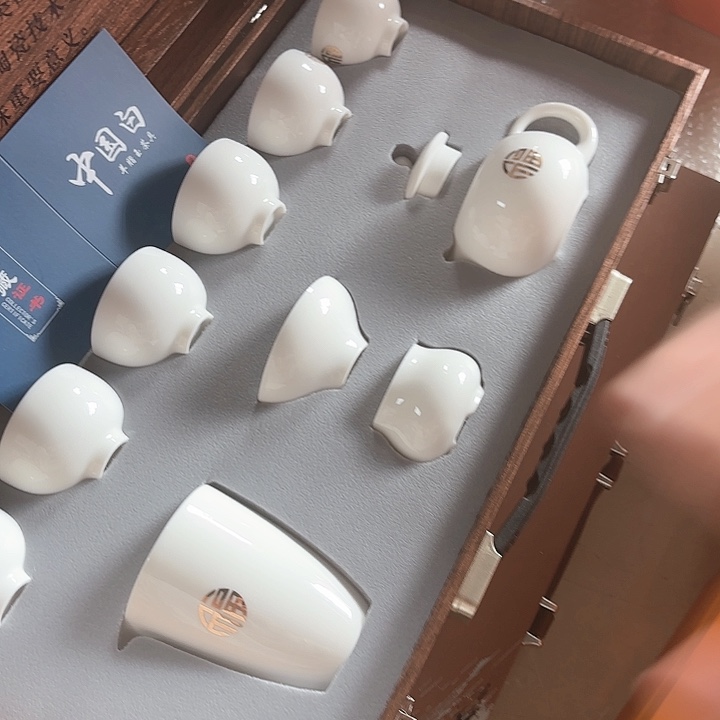 孤品茶具套装等。            