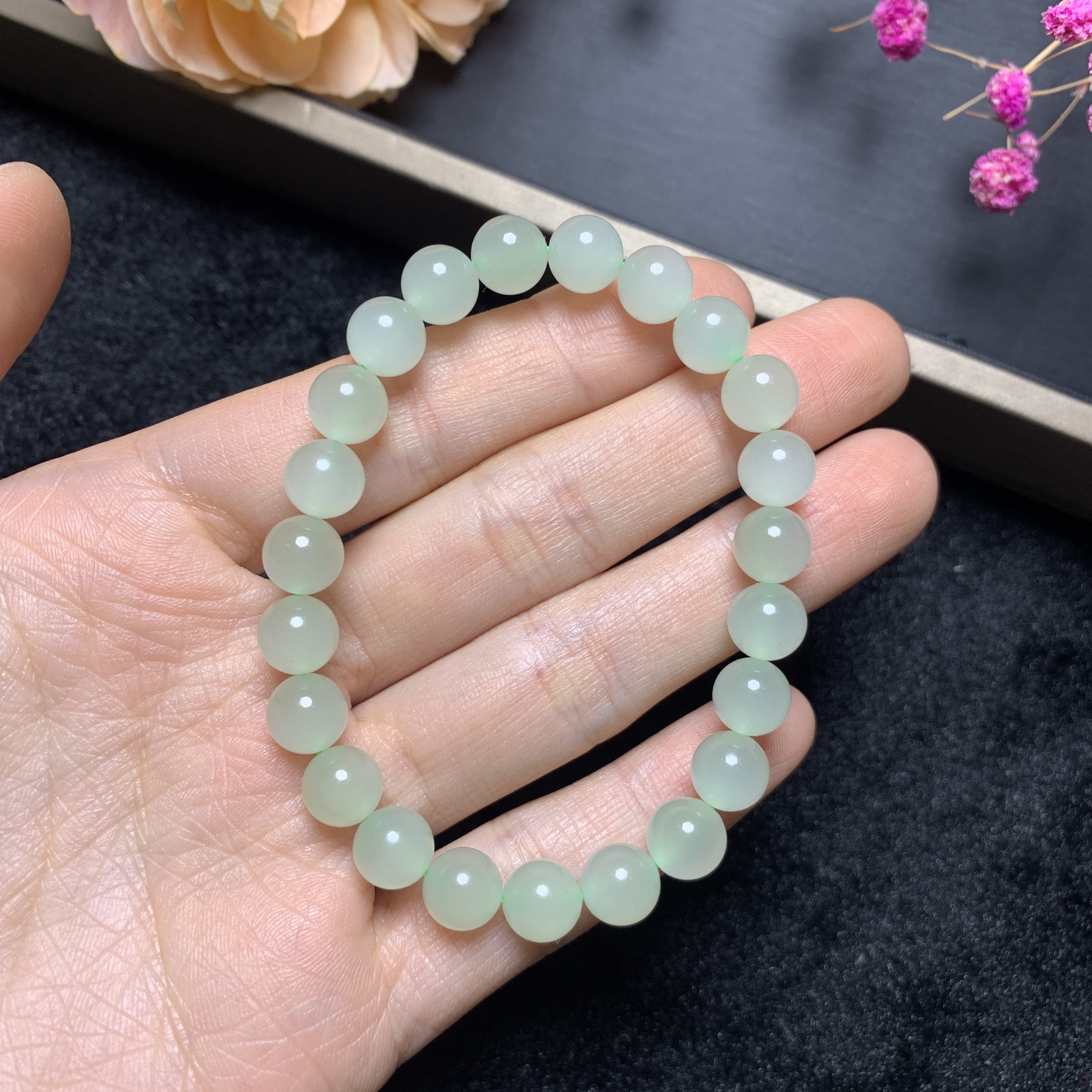 天然和田玉晴水色女士精美时尚卡8mm素圈冰透手串