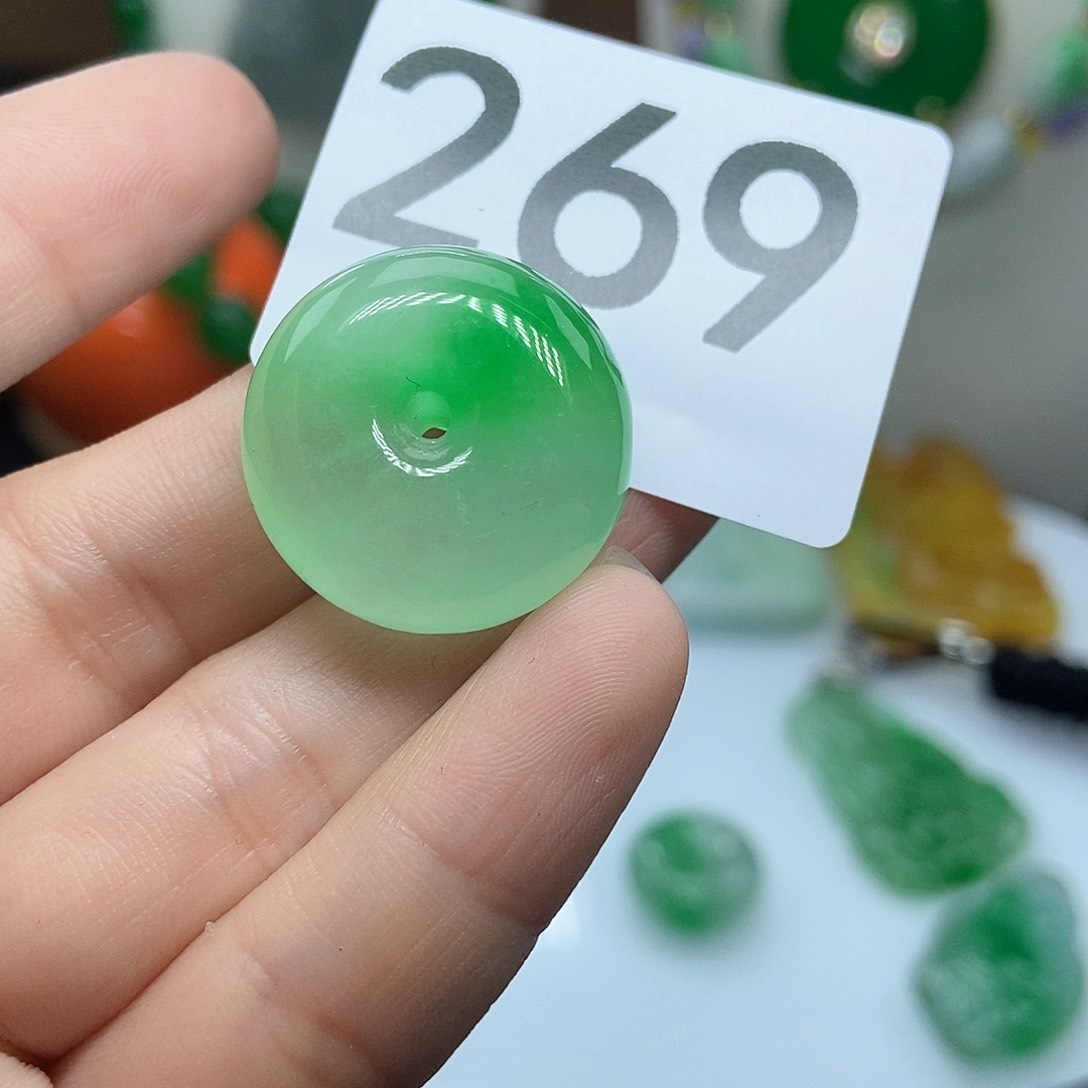 翡翠吊坠(赠链)未镶嵌