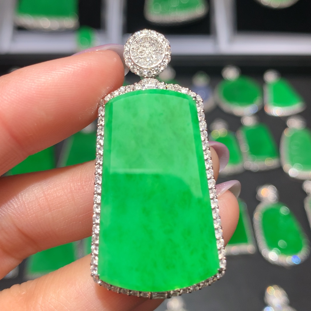 翡翠颈饰18K金镶嵌翡翠