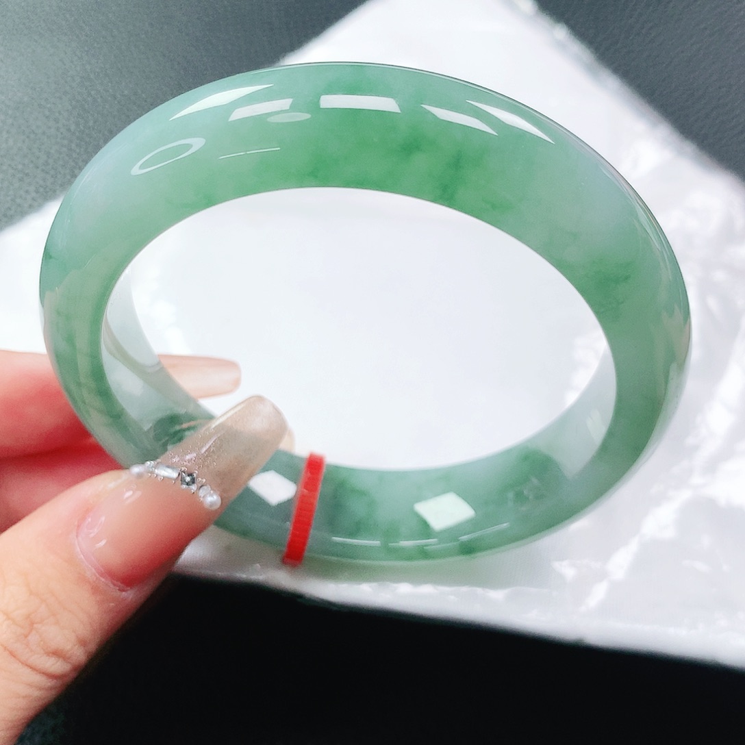 翡翠手镯未镶嵌55圈