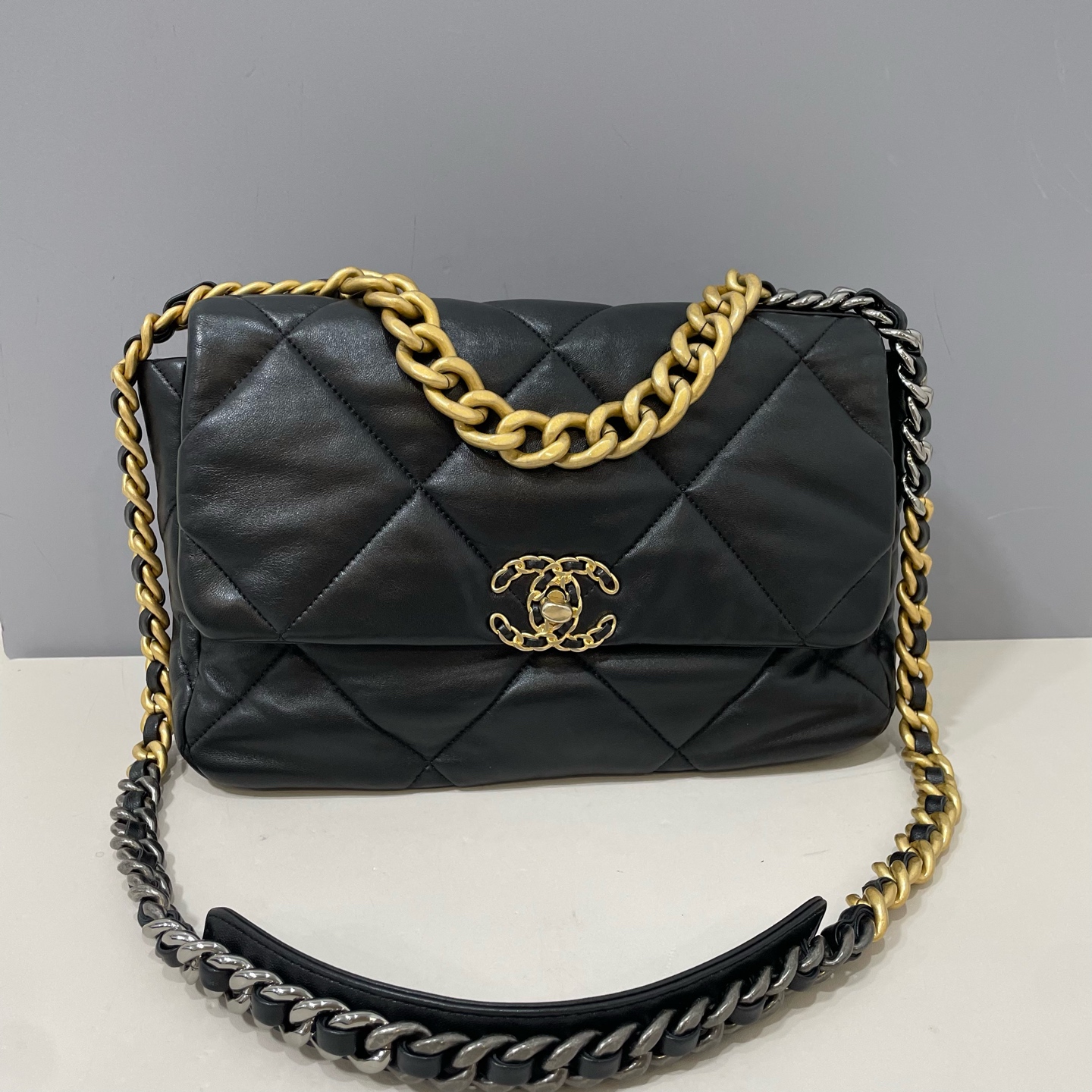 99新 Chanel/香奈儿 /19bag中号/黑金羊皮/23年芯片款/斜挎包Y