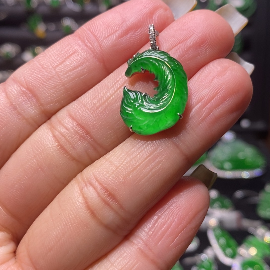 翡翠颈饰18K金镶嵌羽毛吊坠