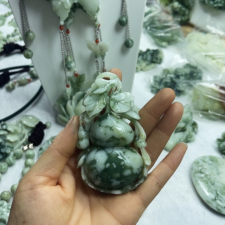 慕***少透闪石-蛇纹石玉未镶嵌颈饰