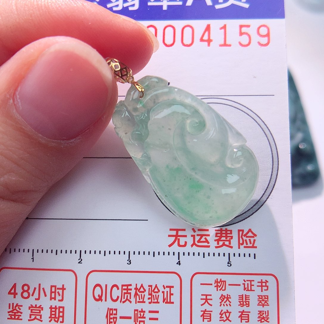 颈饰18K金镶嵌翡翠吊坠