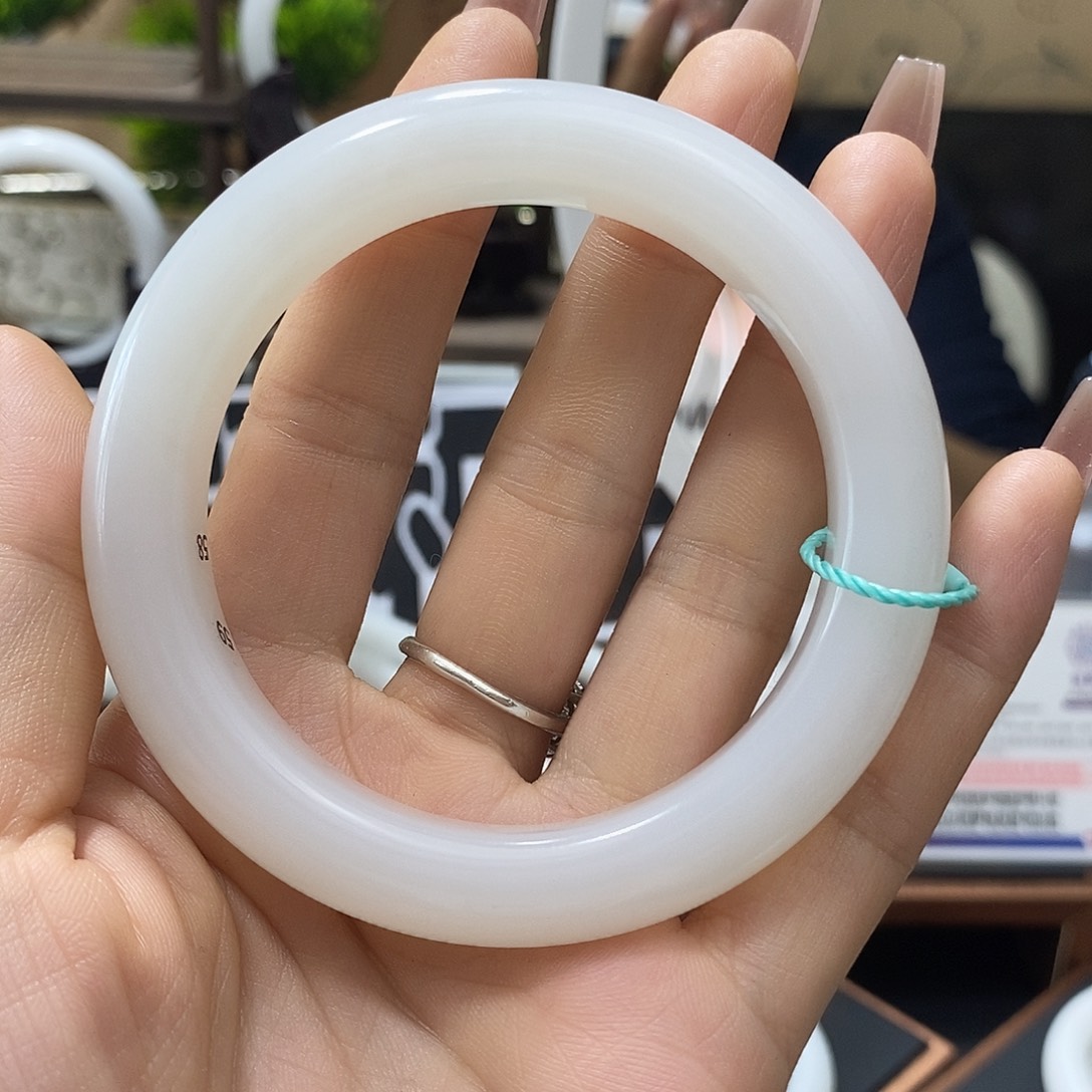 一***秋和田玉未镶嵌手镯