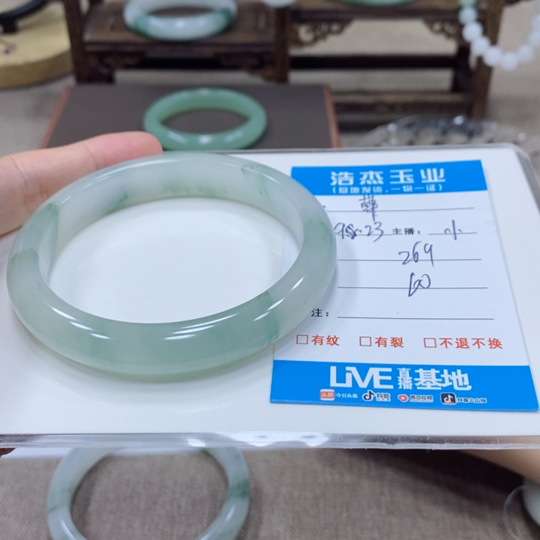 蕼***未镶嵌手镯石英质玉