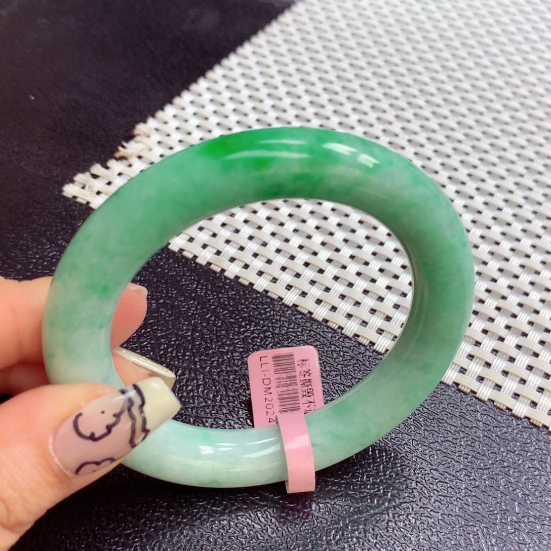 翡翠手镯未镶嵌缅甸