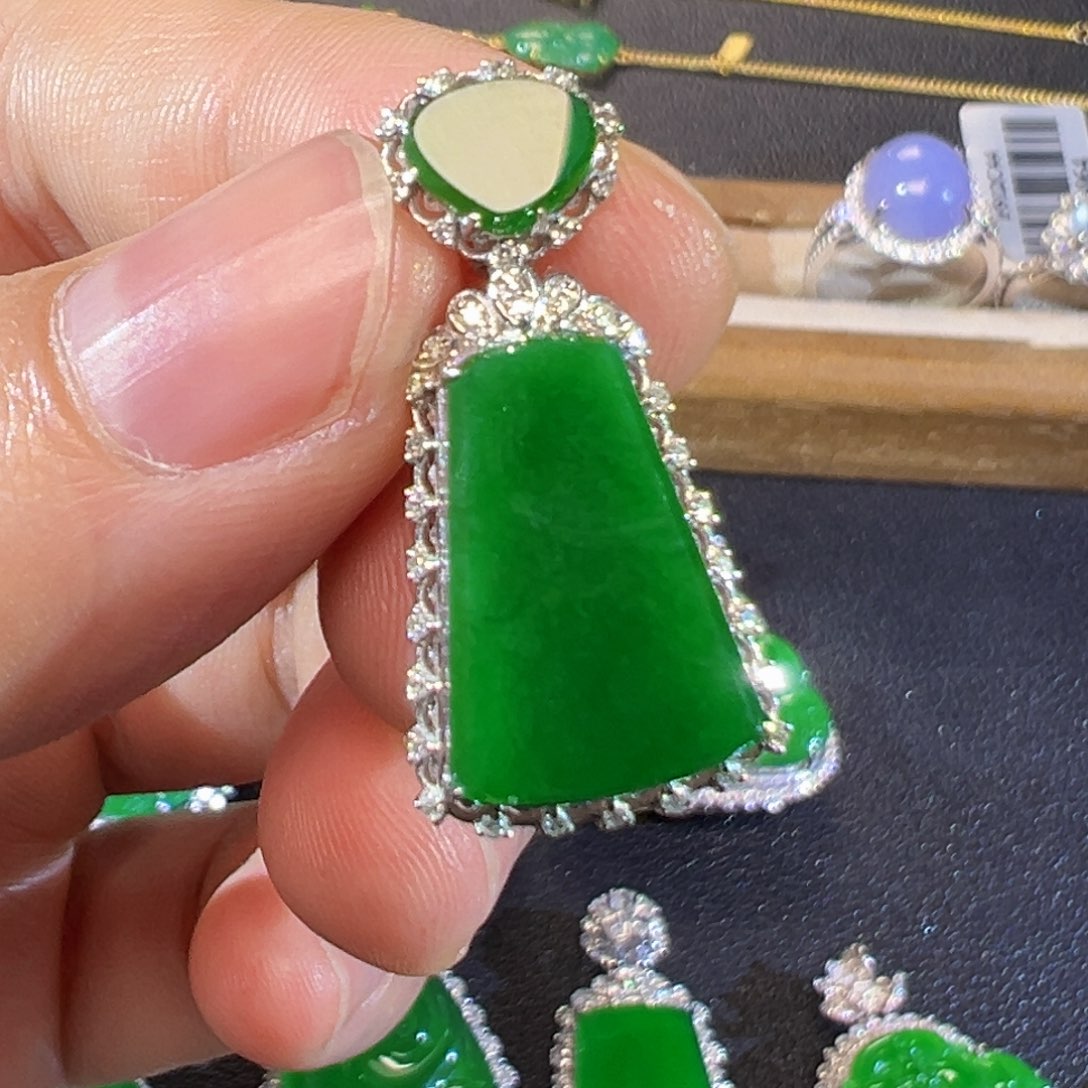 翡翠18K金镶嵌颈饰