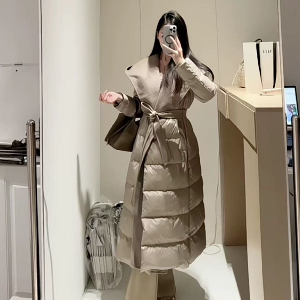 《冬季新款》气质连帽高端系带收腰长款羽绒服