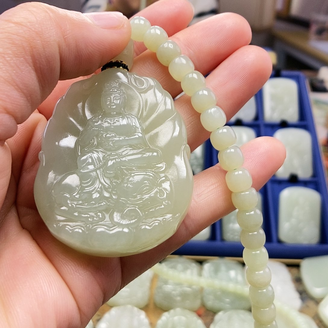 和田玉颈饰未镶嵌铁****）