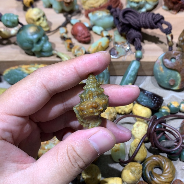 未镶嵌岫岩河磨玉（透闪石质玉）挂件