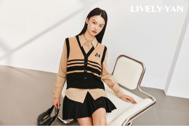 俪妍【LIVELY·YAN】2025春节新款时尚拼色针织马甲