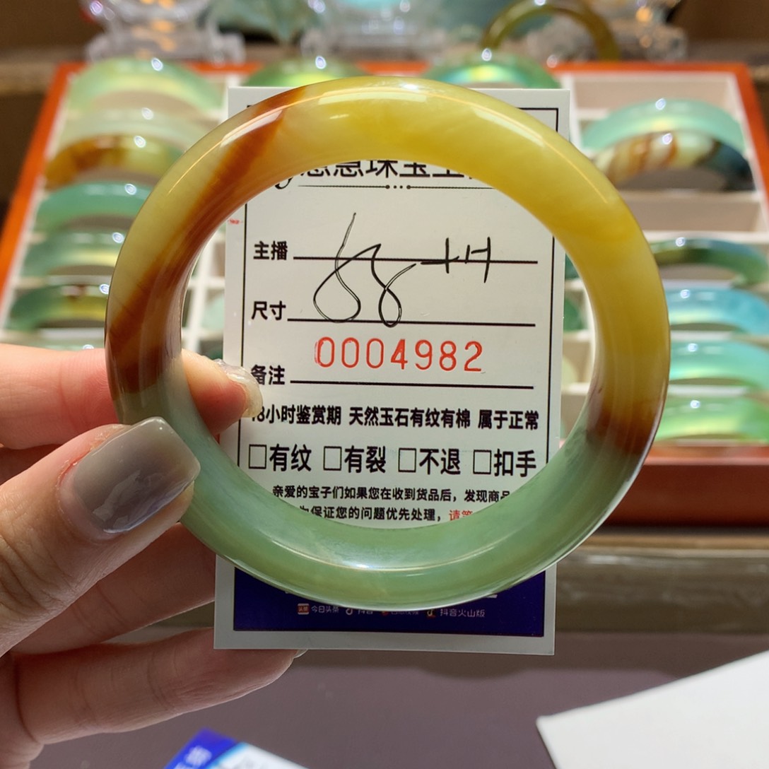 蛇纹石玉手镯未镶嵌在**方