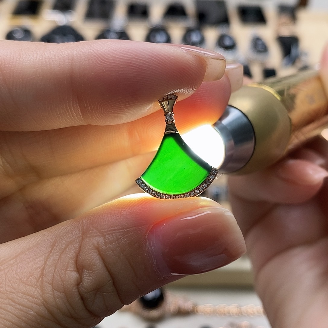 翡翠颈饰18K金镶嵌墨翠