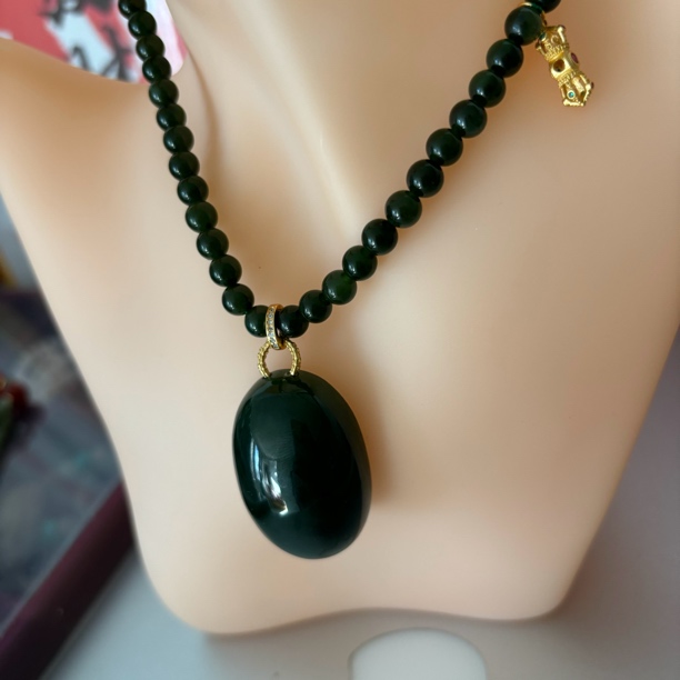 和田玉碧玉鸽子蛋面玉坠老料