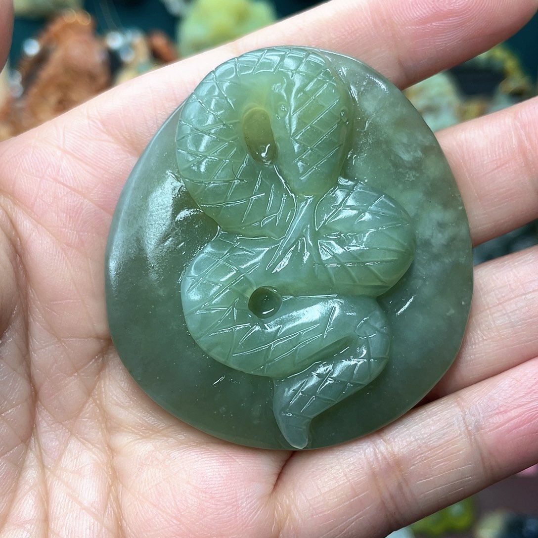 蛇纹石玉颈饰未镶嵌